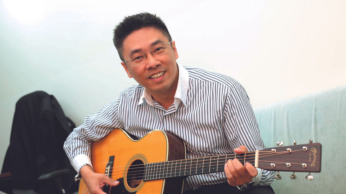轉任律師的楊晴翔工作雖然緊湊,仍擠出時間重拾吉他等興趣。(郭晉瑋攝) 轉任律師的楊晴翔工作雖然緊湊,仍擠出時間重拾吉他等興趣。(郭晉瑋攝)