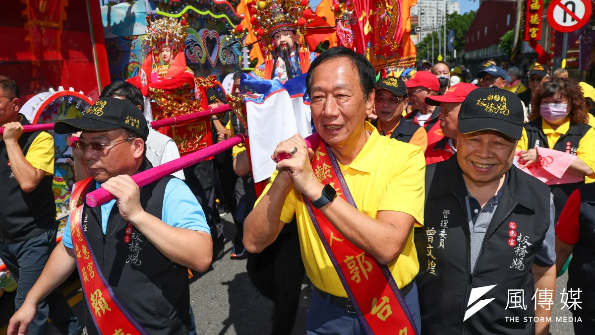 鴻海創辦人郭台銘(中)出席板橋北門福德宮迎神接駕及踩街繞境。(顏麟宇攝)