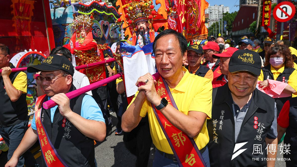鴻海創辦人郭台銘(中)出席板橋北門福德宮迎神接駕及踩街繞境。(顏麟宇攝) 鴻海創辦人郭台銘(中)出席板橋北門福德宮迎神接駕及踩街繞境。(顏麟宇攝)