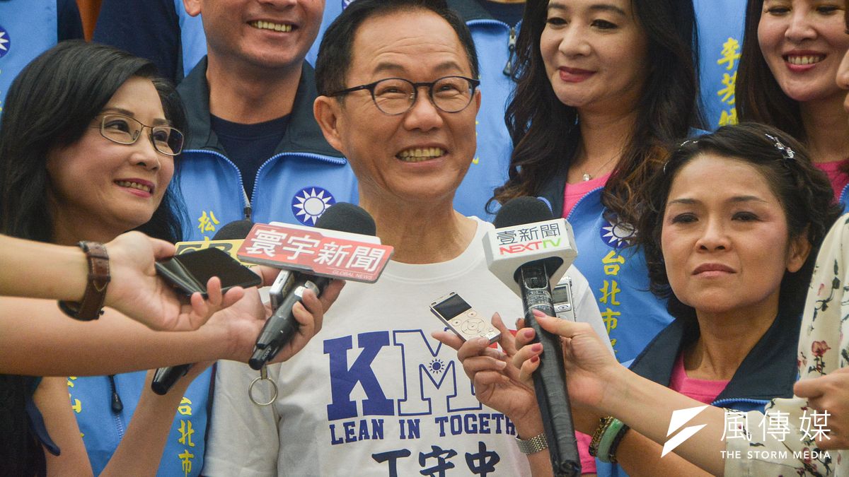 北市府宣布下午4時停止上班上課,未料造成交通壅塞。國民黨台北市長參選人丁守中晚間酸,「好一個光榮城市?」、「這是標標準準的人禍!」圖為他今天受訪。。(曾定嘉攝) 北市府宣布下午4時停止上班上課,未料造成交通壅塞。國民黨台北市長參選人丁守中晚間酸,「好一個光榮城市?」、「這是標標準準的人禍!」圖為他今天受訪。。(曾定嘉攝)