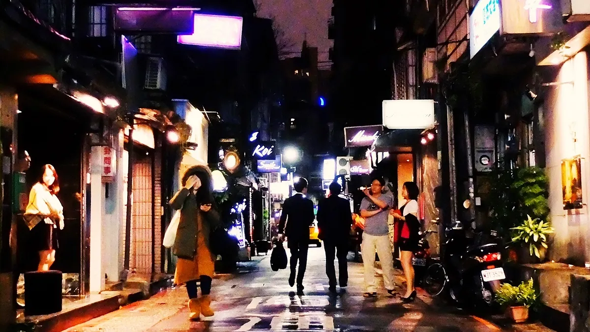 「脫衣陪酒」是許多台灣人對酒店的第一印象,但一名從業11年的媽媽桑,要顛覆所有人對酒店的錯誤認知(圖/謝孟穎攝影) 「脫衣陪酒」是許多台灣人對酒店的第一印象,但一名從業11年的媽媽桑,要顛覆所有人對酒店的錯誤認知(圖/謝孟穎攝影)