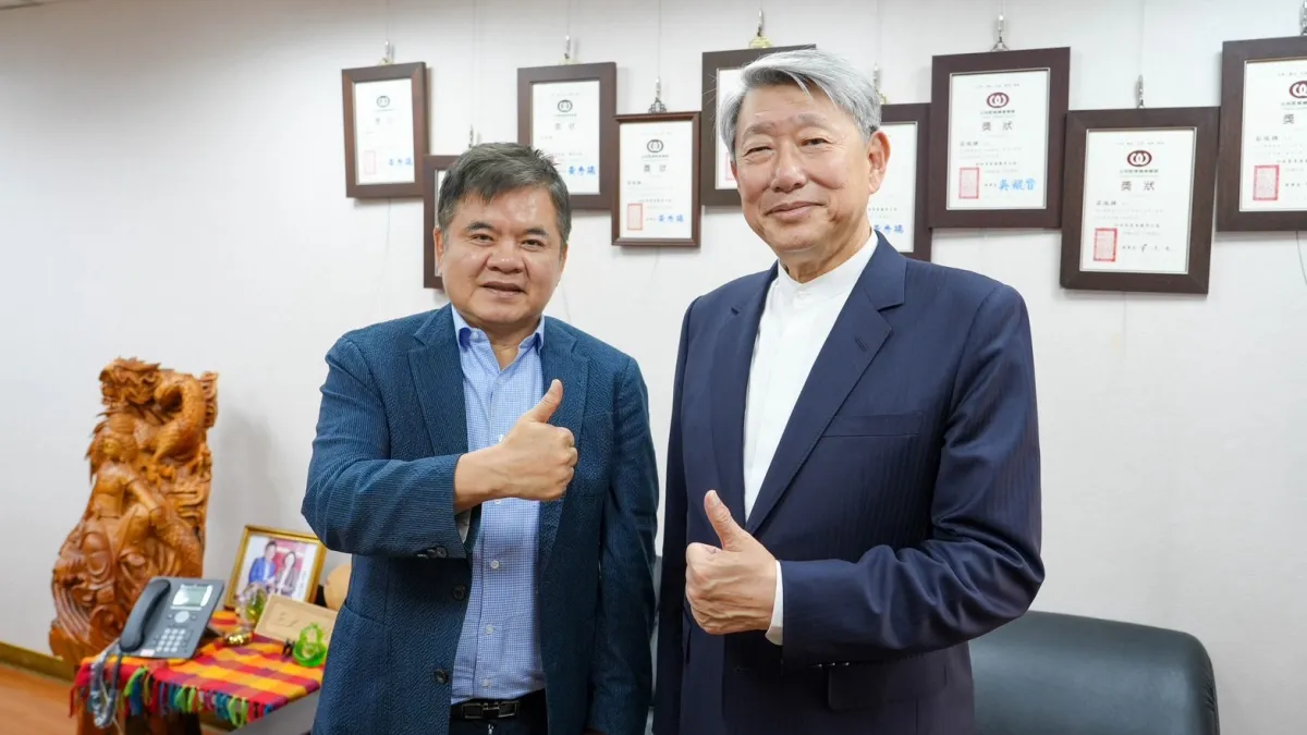 莊瑞雄委員(左)盼棒協參選人郭智輝(右)為棒球產業整合資源,再創高峰。(圖/郭智輝辦公室提供)