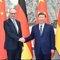 2026年2月25日、北京の釣魚台国賓館でドイツのフリードリヒ・メルツ首相と会談する中国の習近平国家主席。(写真/AP通信提供) 2026年2月25日、北京の釣魚台国賓館でドイツのフリードリヒ・メルツ首相と会談する中国の習近平国家主席。(写真/AP通信提供)