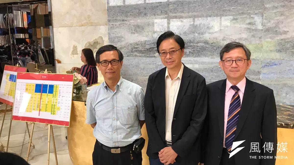 韓國瑜國政顧問團總召集人張善政瑜(中)與醫療長照小組召集人王明鉅醫師(右)、經濟小組顧問杜震華教授(左),一同參加數位轉型座談會。(圖/徐炳文攝) 韓國瑜國政顧問團總召集人張善政瑜(中)與醫療長照小組召集人王明鉅醫師(右)、經濟小組顧問杜震華教授(左),一同參加數位轉型座談會。(圖/徐炳文攝)