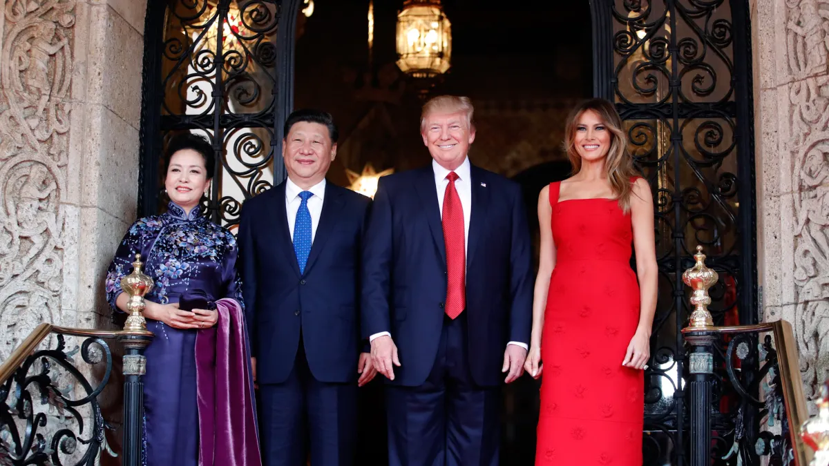 2017年,中國國家主席習近平及夫人彭麗媛與川普總統及夫人梅蘭妮亞在佛羅里達州會晤。(AP)
