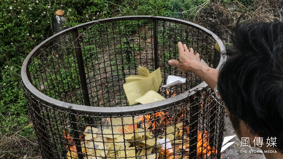 20180405-清明掃墓配圖,燒金紙。(甘岱民攝) 20180405-清明掃墓配圖,燒金紙。(甘岱民攝)