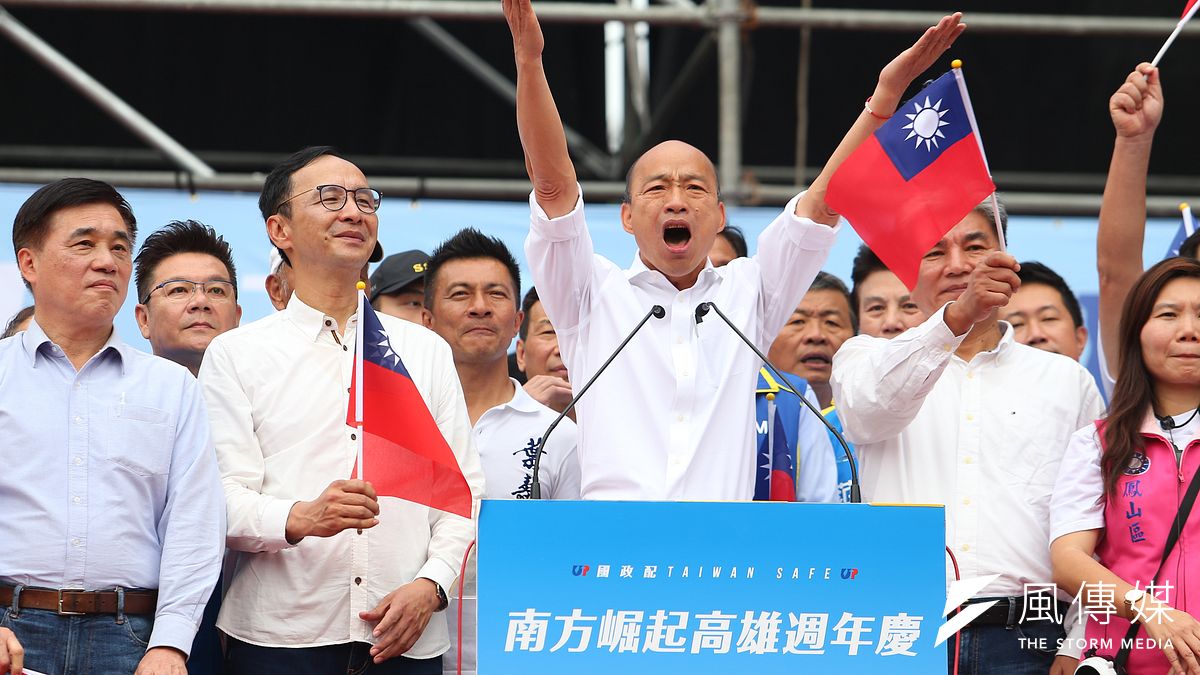 總統大選倒數不到1個月,國民黨總統候選人韓國瑜(中)把握機會衝刺,最後幾個周末都有大型造勢晚會。(資料照,顏麟宇攝) 總統大選倒數不到1個月,國民黨總統候選人韓國瑜(中)把握機會衝刺,最後幾個周末都有大型造勢晚會。(資料照,顏麟宇攝)