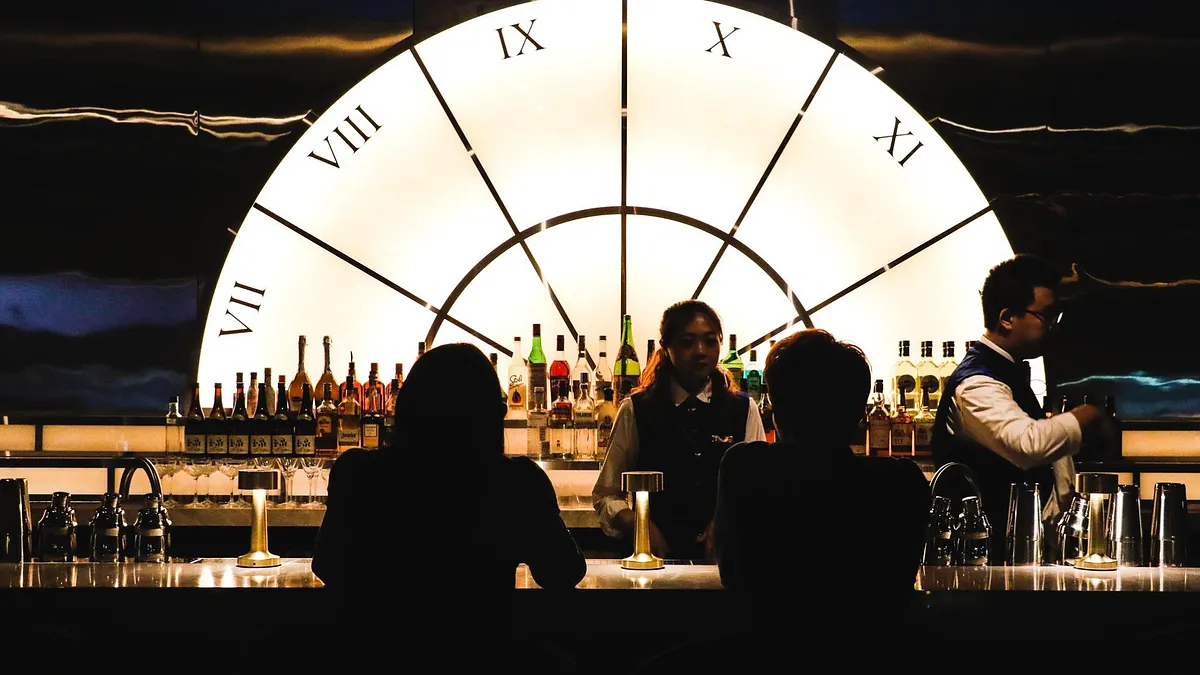 悦亨樓的裝飾設計也相當引人注目。將20年代的美式裝潢風格融入,走的是Speakeasy bar的形式。(圖/悦亨樓提供)