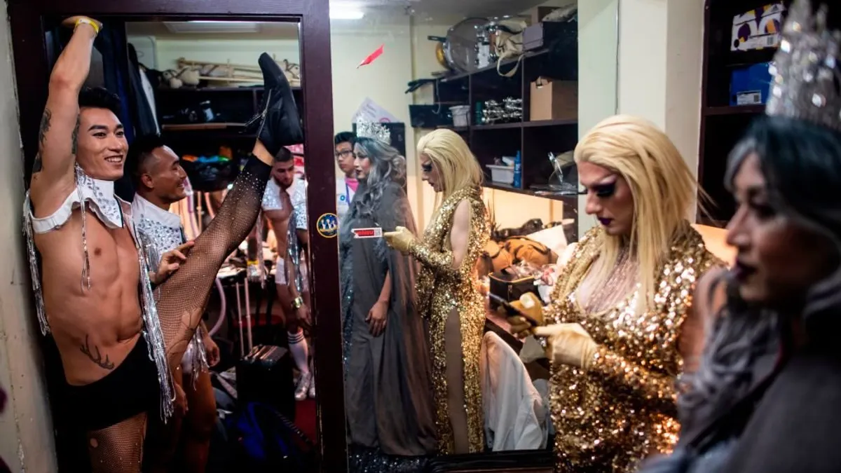 中國並未禁止同性戀,但有關同性戀的公開出版物近段時間受到管制。圖為2018年6月,上海一場同志秀的表演者正在凖備登場。(圖/BBC中文網)