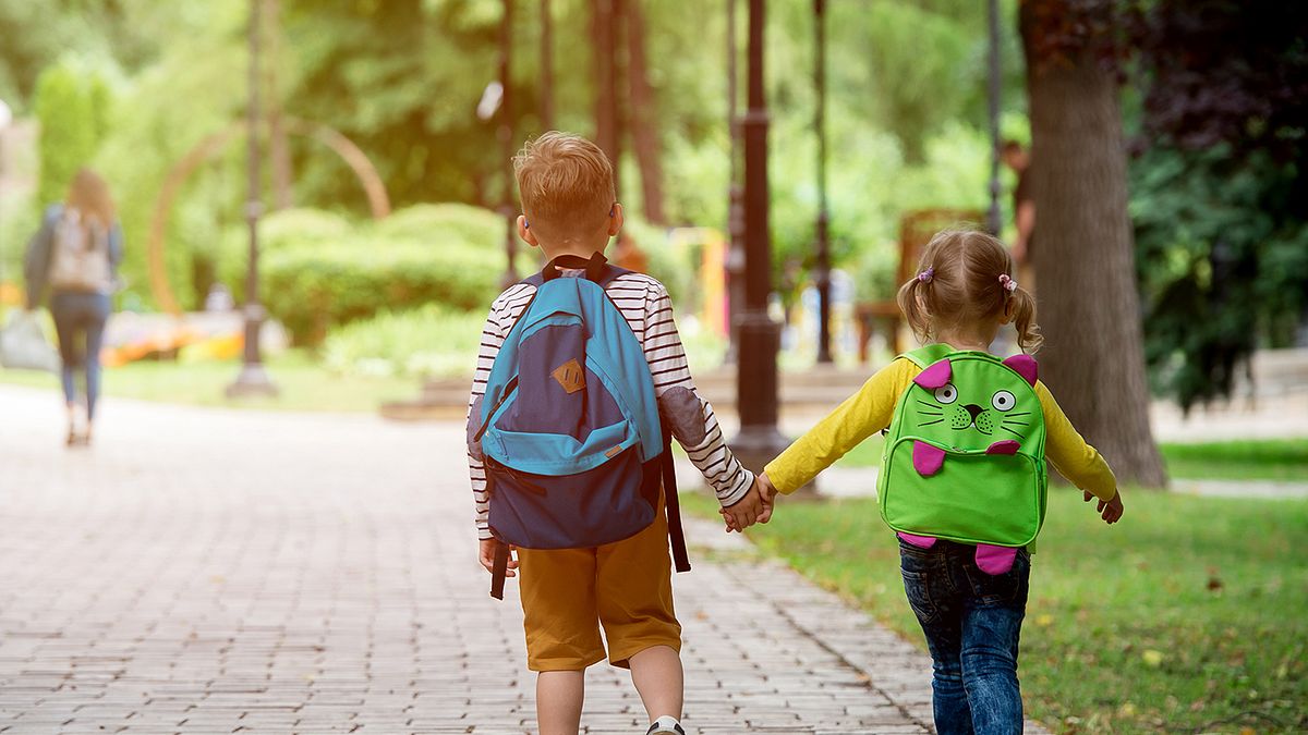 偏鄉地區學校往往教師、行政人員人數有限,師資不足、教學設備陳舊以及學習資源匱乏。圖為學生上學示意圖。(圖/富比士地產王提供) 偏鄉地區學校往往教師、行政人員人數有限,師資不足、教學設備陳舊以及學習資源匱乏。圖為學生上學示意圖。(圖/富比士地產王提供)