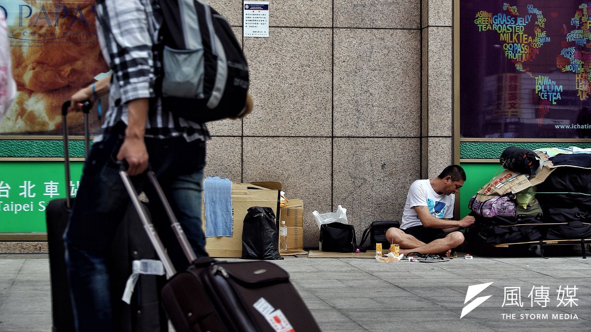 先前台鐵局突然宣布4月1日清除街友家當,引起街友不安,而台北市政府回應,將暫緩清理行動,會協助街友整理家當。(曾原信攝) 先前台鐵局突然宣布4月1日清除街友家當,引起街友不安,而台北市政府回應,將暫緩清理行動,會協助街友整理家當。(曾原信攝)