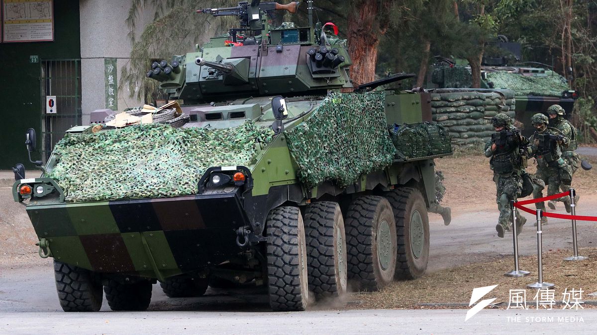 「城鎮戰」成國軍地面部隊顯學,陸軍於年初執行機步排專精訓練,就以城鎮戰為訓練想定,從排級兵力如何結合裝甲車火力、防護力在街區中推進,到進入室內能以「限制空間戰鬥」肅清未知空間,這些都成軍方當前訓練要項。(資料照,蘇仲泓攝) 「城鎮戰」成國軍地面部隊顯學,陸軍於年初執行機步排專精訓練,就以城鎮戰為訓練想定,從排級兵力如何結合裝甲車火力、防護力在街區中推進,到進入室內能以「限制空間戰鬥」肅清未知空間,這些都成軍方當前訓練要項。(資料照,蘇仲泓攝)