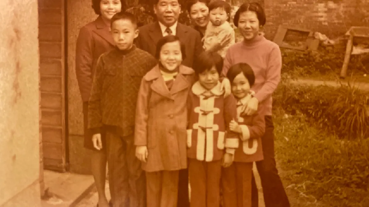 前排左起為作者四兄妹:尹乃熾、尹乃馨、尹乃芸、尹乃菁。後排右一小堂姑尹玉,右二堂姑尹麗抱著她的長子陳君毅。(作者提供)