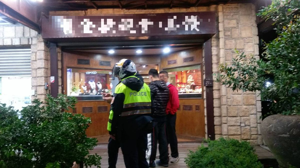 林口警分局24小時破獲12月13日在竹林路上的珠寶店遭2名犯嫌持刀械進入店內強盜金飾未遂案。 (圖/新北市林口警分局提供) 林口警分局24小時破獲12月13日在竹林路上的珠寶店遭2名犯嫌持刀械進入店內強盜金飾未遂案。 (圖/新北市林口警分局提供)