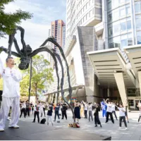 六本木ヒルズは7月18日から8月2日の毎週末、夏の恒例イベント「朝の太極拳2026」を参加費無料かつ予約不要で開催する。(写真/六本木ヒルズ PR事務局提供) 六本木ヒルズは7月18日から8月2日の毎週末、夏の恒例イベント「朝の太極拳2026」を参加費無料かつ予約不要で開催する。(写真/六本木ヒルズ PR事務局提供)