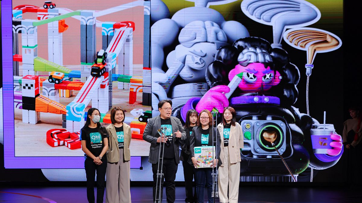 Qbi益智玩具摘下2023金點設計年度最佳產品設計獎,塊樂方程式董事長蔡蓬淵(左三)率領團隊致詞。(塊樂方程式提供) Qbi益智玩具摘下2023金點設計年度最佳產品設計獎,塊樂方程式董事長蔡蓬淵(左三)率領團隊致詞。(塊樂方程式提供)