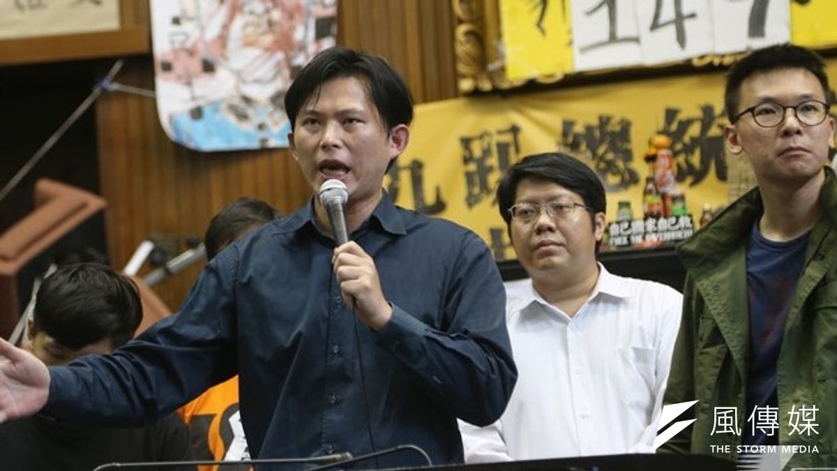 為了能找到佔領議場學生的退場機制,總統府副祕書長蕭旭岑26日與學運核心人士黃國昌會面。(吳逸驊攝) 為了能找到佔領議場學生的退場機制,總統府副祕書長蕭旭岑26日與學運核心人士黃國昌會面。(吳逸驊攝)