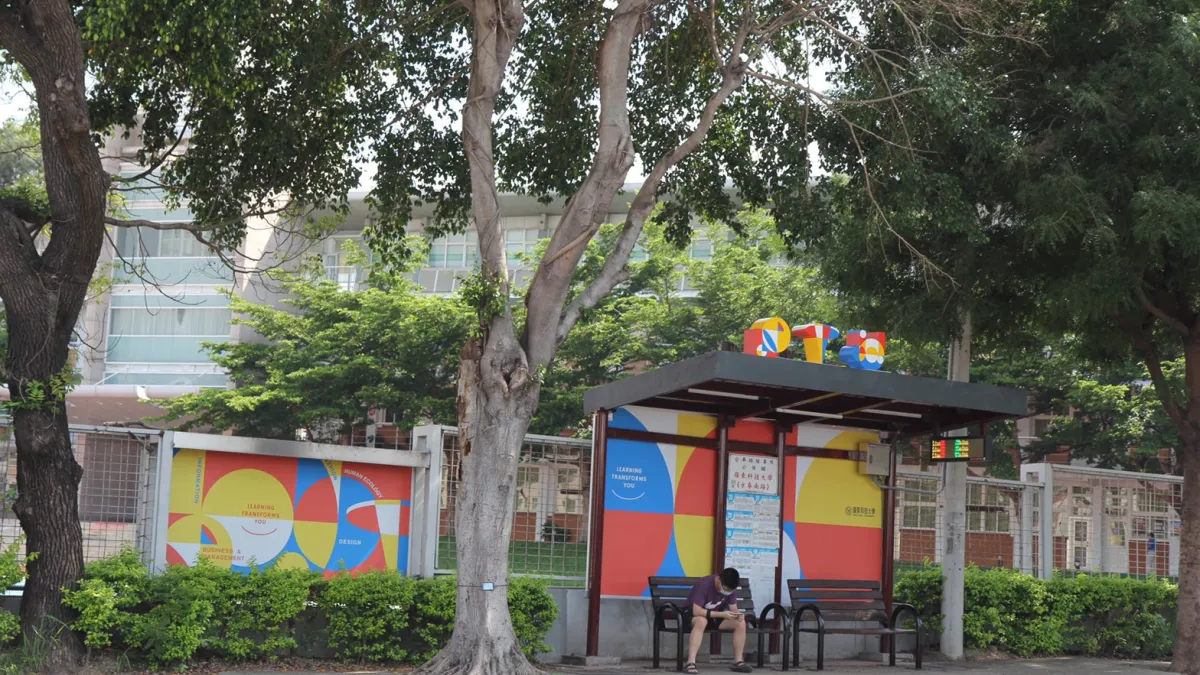 嶺東科技大學認養位在永春南路學校附近的站候車亭,融入鄰近景點彩虹眷村及校方品牌意象,打造特色候車亭,增添地方風釆。(圖/台中市政府提供)