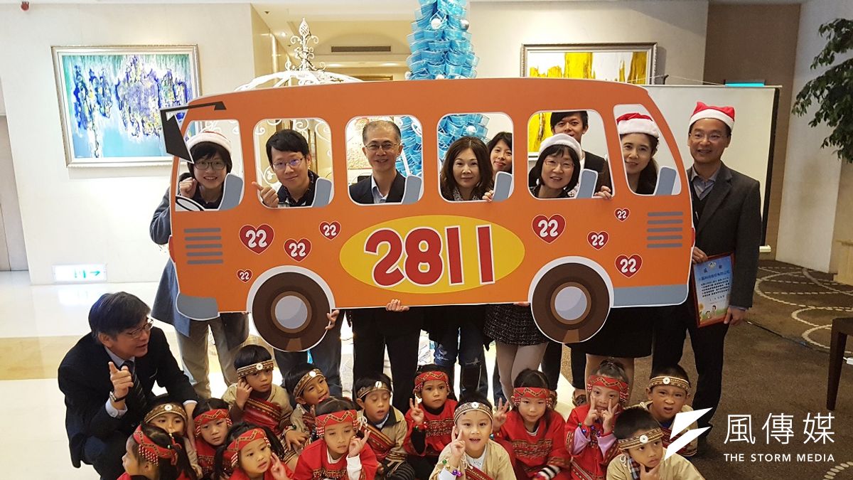 「2017年圓夢行動」圓夢巴士23日邀請參與活動的竹科家族廠商一同搭上車,用愛加滿油。(圖/方詠騰攝) 「2017年圓夢行動」圓夢巴士23日邀請參與活動的竹科家族廠商一同搭上車,用愛加滿油。(圖/方詠騰攝)