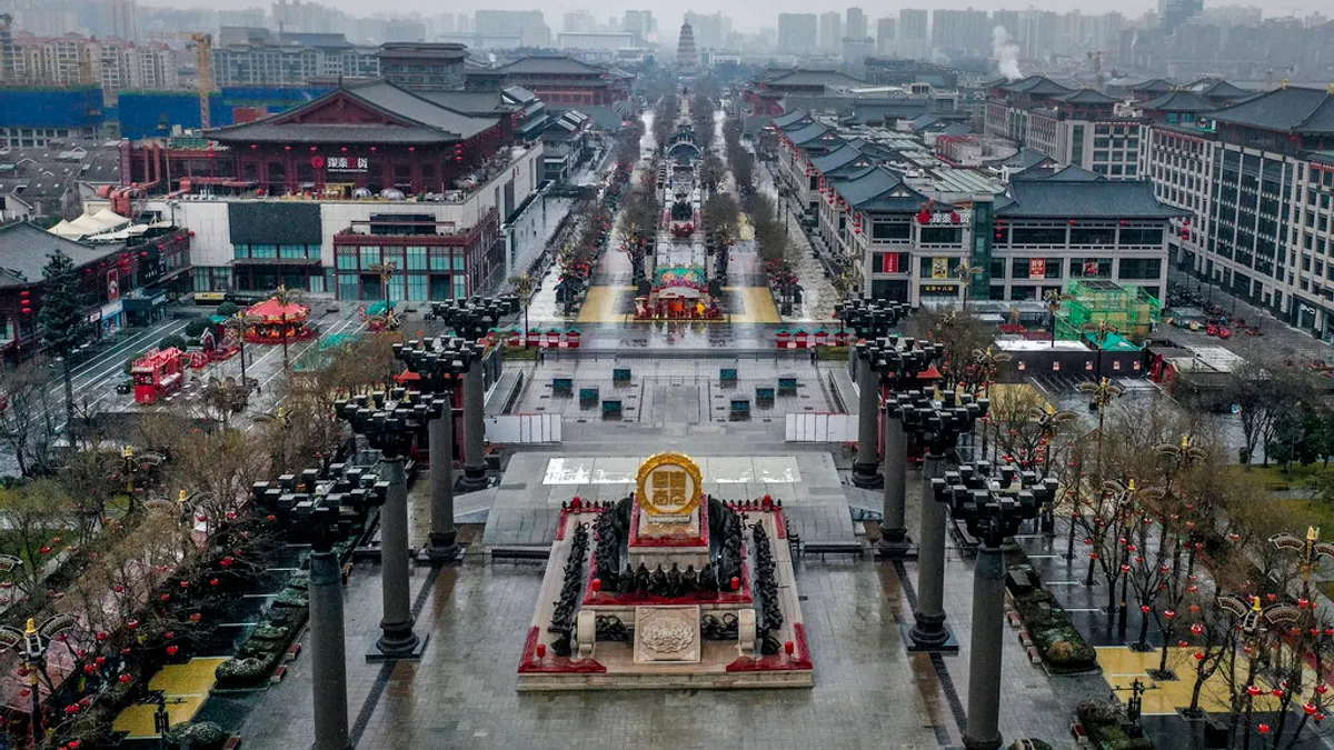 中國西安12月23日實施封閉式管理後,確診數卻仍持續攀升。圖為西安鬧區的空拍照。(美聯社) 中國西安12月23日實施封閉式管理後,確診數卻仍持續攀升。圖為西安鬧區的空拍照。(美聯社)