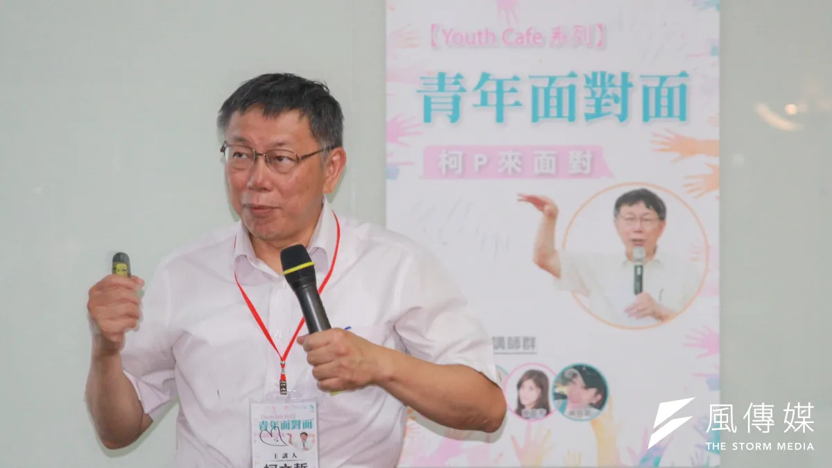 台北市長柯文哲下午前往北市內湖區參加「青年面對面」活動,這是柯陣營首次舉辦「線上轉線下」、力求網路人氣實體化的活動。(方炳超攝)