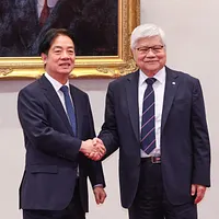 TSMC会長の魏哲家(右)は6日、総統府で賴清徳総統(左)と記者会見を開き、政府に工場用地探しの支援を公に要請した。(資料写真、顔麟宇撮影) TSMC会長の魏哲家(右)は6日、総統府で賴清徳総統(左)と記者会見を開き、政府に工場用地探しの支援を公に要請した。(資料写真、顔麟宇撮影)