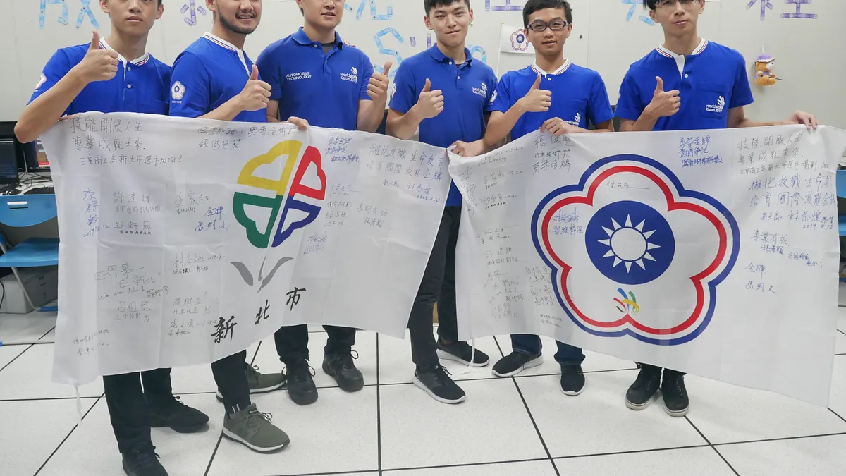 六位國手(由右至左)許建燁、林益弛、呂祖懿、顏翔昱、塗家和、郭軒辰代表新北市參加第45屆國際技能競賽,即將於8月22日至27日在俄羅斯喀山登場,市長侯友宜親自到新北高工為他們加油打氣。 (圖/新北市教育局提供) 六位國手(由右至左)許建燁、林益弛、呂祖懿、顏翔昱、塗家和、郭軒辰代表新北市參加第45屆國際技能競賽,即將於8月22日至27日在俄羅斯喀山登場,市長侯友宜親自到新北高工為他們加油打氣。 (圖/新北市教育局提供)