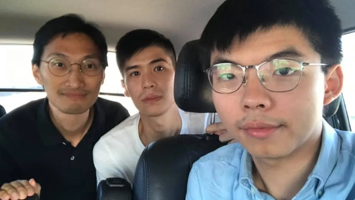 香港眾志秘書長黃之鋒(右)、香港立法會議員朱凱廸及學聯前副秘書長岑敖暉3日上午搭機來台。(取自黃之鋒臉書)