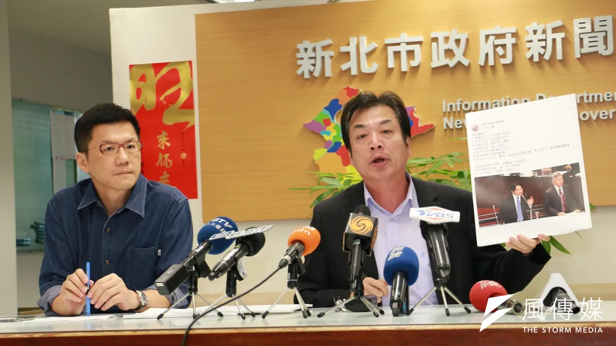 新北市新聞局局長張其強(左)與環保局局長劉和然召開記者會,呼籲中央完備法令不要打假球。(圖/李梅瑛攝)