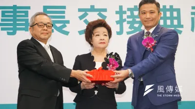 台灣金聯召開董事會,並舉行新任董事長交接,左為卸任董事長施俊吉,右為新任董事長呂政璋。呂因為不具金融專業,引來酬庸「賴友友」之譏。(蔡親傑攝)