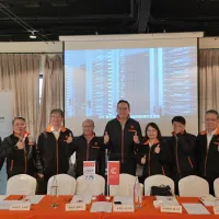 是方電訊公布2025年營運成績單,左起為是方電訊副總經理宋碧雲、副總經理周衍、副總經理張霖棟、總經理劉耀元、董事長邵泓嘉、副總經理陳玉珮、副總經理顏景祥、副總經理江文漢、協理梁大中。(魏鑫陽攝) 是方電訊公布2025年營運成績單,左起為是方電訊副總經理宋碧雲、副總經理周衍、副總經理張霖棟、總經理劉耀元、董事長邵泓嘉、副總經理陳玉珮、副總經理顏景祥、副總經理江文漢、協理梁大中。(魏鑫陽攝)