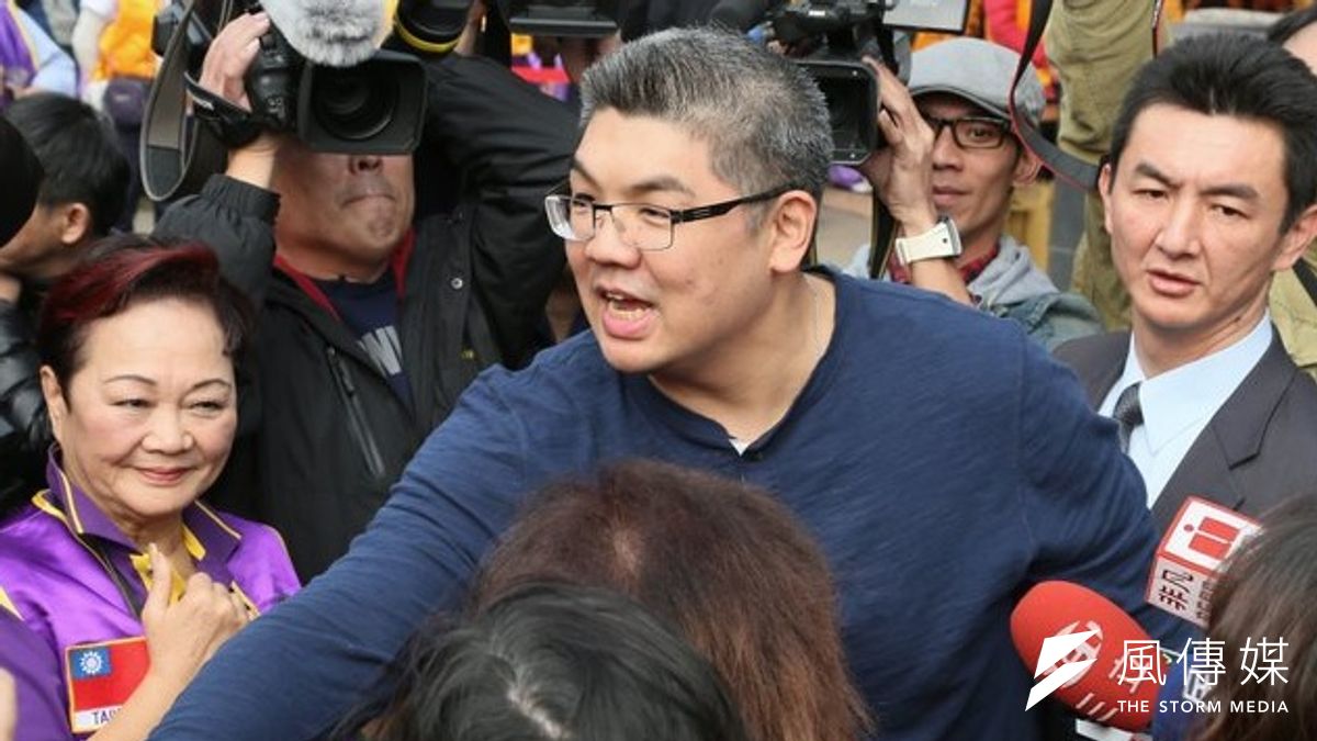 連勝文說參選一定會光明正大的方式,最快二月中會宣布。圖為23日連勝文出席北市送暖活動。(余志偉攝) 連勝文說參選一定會光明正大的方式,最快二月中會宣布。圖為23日連勝文出席北市送暖活動。(余志偉攝)