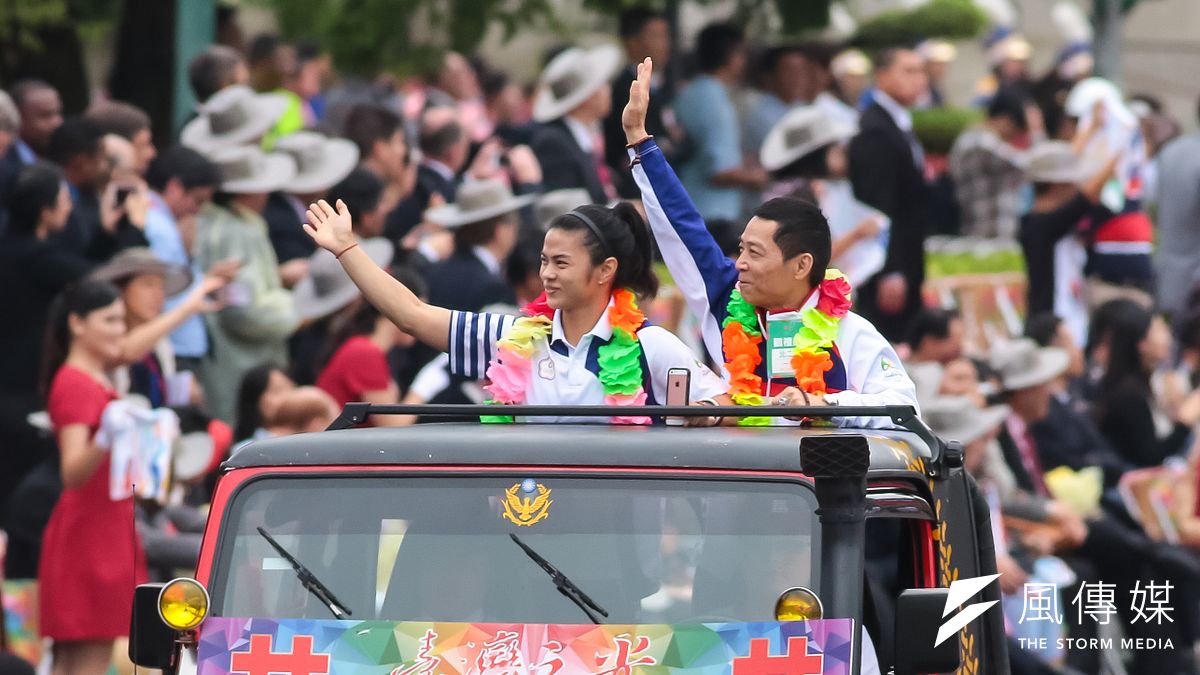 圖為許淑靜及教練蔡溫義出席中華民國105年國慶大會。(資料照片,顏麟宇攝) 圖為許淑靜及教練蔡溫義出席中華民國105年國慶大會。(資料照片,顏麟宇攝)