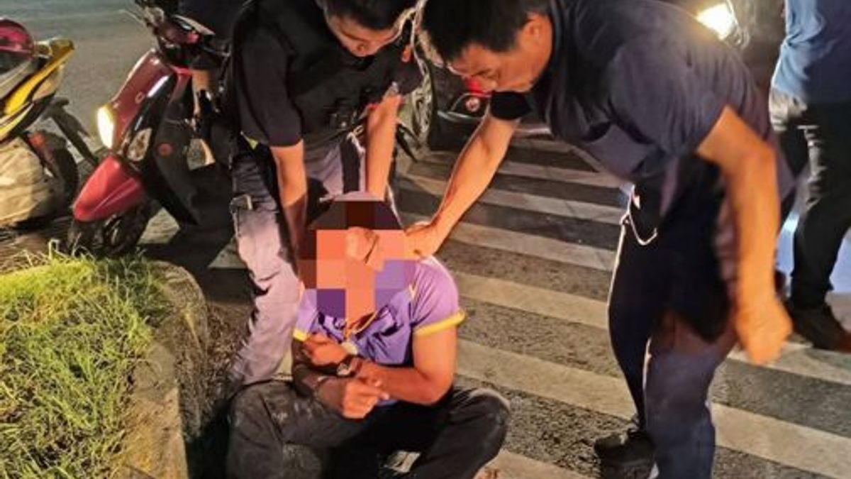 李男被警方逮捕。(圖/翻攝自網路) 李男被警方逮捕。(圖/翻攝自網路)