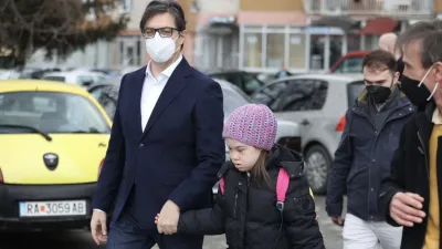 北馬其頓總統 Stevo Pendarovski 親自護送遭霸凌的11歲唐氏症女孩上學。(截取自Twitter@SPendarovski)