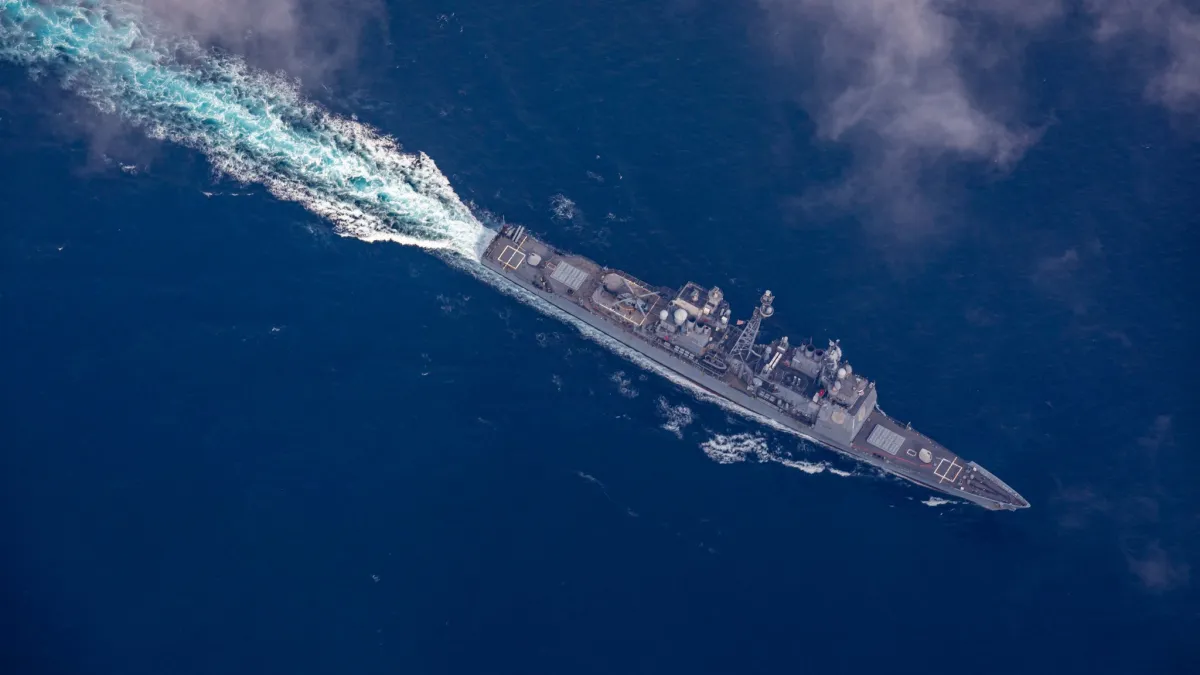 美國第七艦隊巡洋艦兩艘巡洋艦8月28日通過台灣海峽,這是否代表日後解放軍對台灣封鎖時,美軍會為台灣船、機「保駕護航」?(第七艦隊臉書)