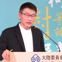 台湾の大陸委員会の梁文傑副主任委員は10月22日、最新の世論調査結果を公表した。調査では、「平和統一、一国二制度」を受け入れ、自由と民主主義を失っても構わないとの考えに88.3%が反対した。(楊騰凱撮影) 台湾の大陸委員会の梁文傑副主任委員は10月22日、最新の世論調査結果を公表した。調査では、「平和統一、一国二制度」を受け入れ、自由と民主主義を失っても構わないとの考えに88.3%が反対した。(楊騰凱撮影)