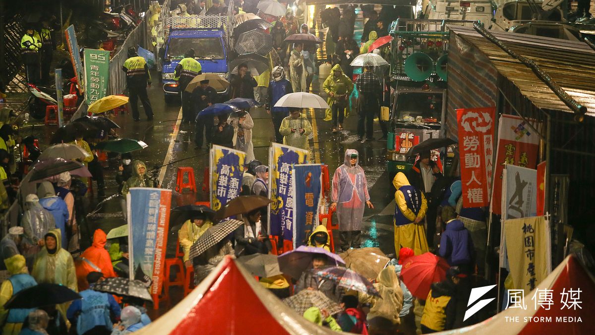 《風傳媒》記錄反修《勞基法》抗爭最後戰場的第一天(8日),從一早勞團於台北城市街頭游擊,到夜間臥軌抗爭。(資料照,陳明仁攝) 《風傳媒》記錄反修《勞基法》抗爭最後戰場的第一天(8日),從一早勞團於台北城市街頭游擊,到夜間臥軌抗爭。(資料照,陳明仁攝)