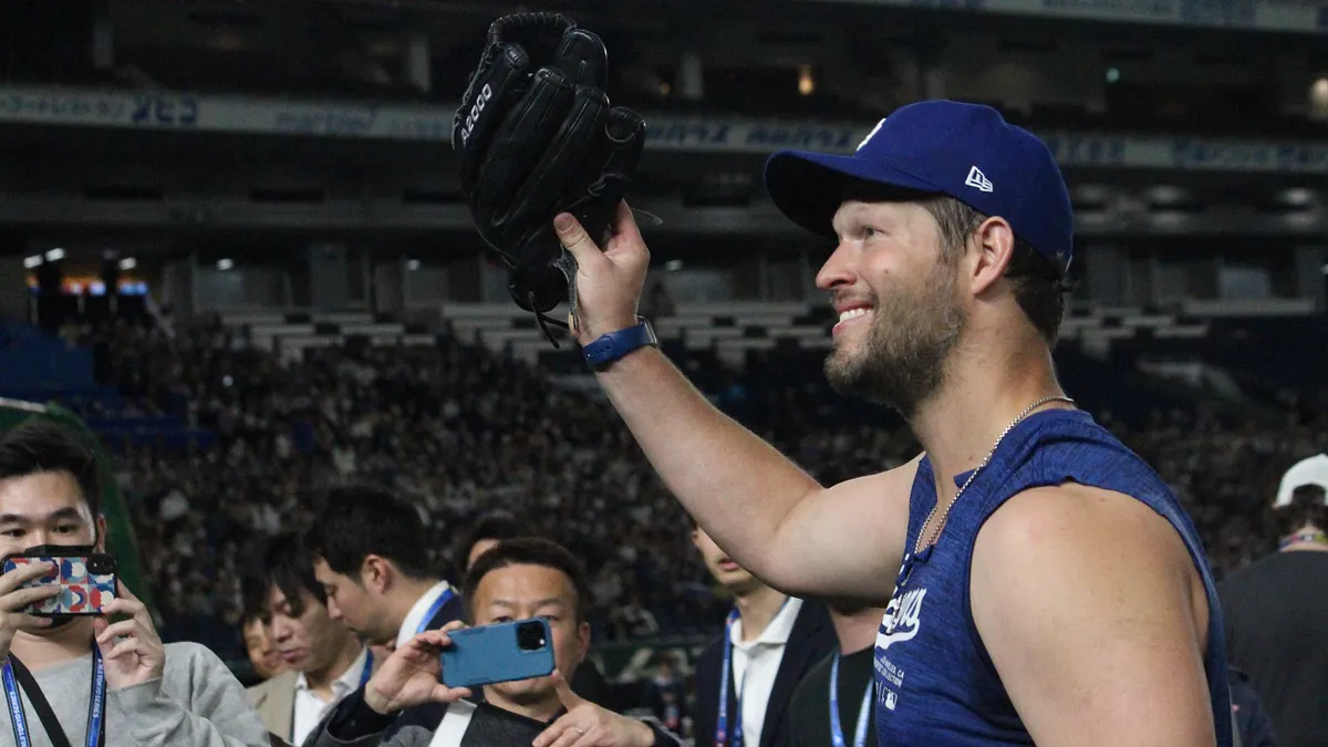 ロサンゼルス・ドジャースの伝説的左腕クレイトン・カーショウが2025年限りで現役引退を表明。東京シリーズに帯同し家族と京都を訪れるなど、18年にわたる輝かしいキャリアに幕を下ろす。(写真/張瑜庭撮影) ロサンゼルス・ドジャースの伝説的左腕クレイトン・カーショウが2025年限りで現役引退を表明。東京シリーズに帯同し家族と京都を訪れるなど、18年にわたる輝かしいキャリアに幕を下ろす。(写真/張瑜庭撮影)