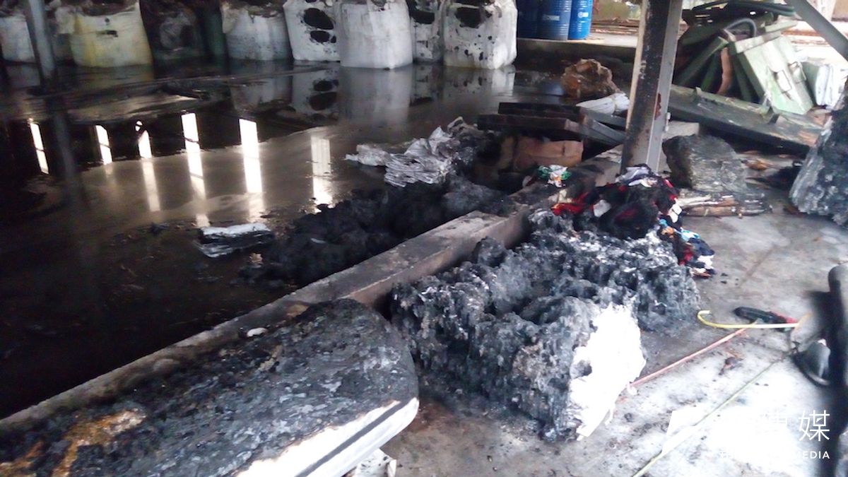 廢油泥儲存區火災現況。(圖/徐炳文攝) 廢油泥儲存區火災現況。(圖/徐炳文攝)