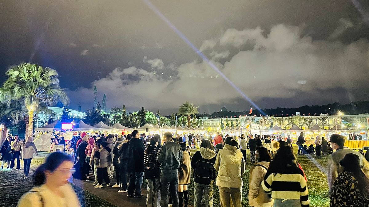 花蓮幸福聖誕城有來自多國的攤商,帶來令人大開眼界的商品與美食,讓民眾在享受聖誕氣氛。(圖/花蓮縣政府提供) 花蓮幸福聖誕城有來自多國的攤商,帶來令人大開眼界的商品與美食,讓民眾在享受聖誕氣氛。(圖/花蓮縣政府提供)