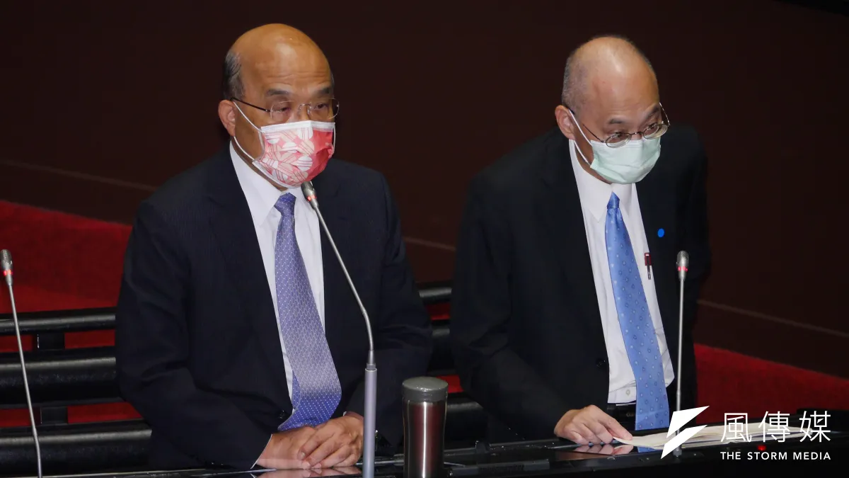 行政院長蘇貞昌(左)說故宮文物被摔壞「可能因為質地脆弱」,右為故宮博物院院長吳密察。(蔡親傑攝)