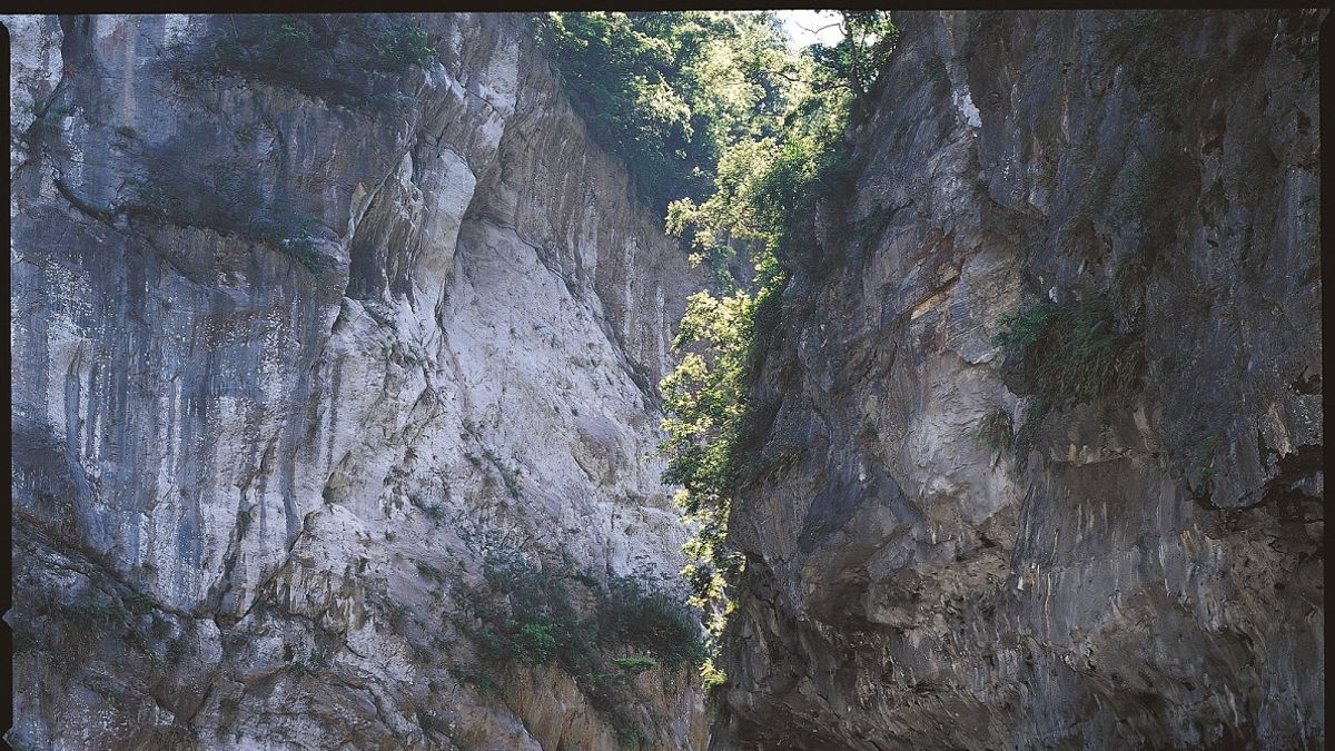 為減低中客來台縮減衝擊,行政院核定公務人員國民旅遊卡的補助,其中8000元限定用於國內團體旅遊。圖為花蓮太魯閣。(資料照,取自花蓮縣政府) 為減低中客來台縮減衝擊,行政院核定公務人員國民旅遊卡的補助,其中8000元限定用於國內團體旅遊。圖為花蓮太魯閣。(資料照,取自花蓮縣政府)