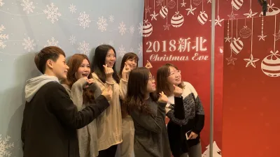 新北基督教特展設置「平安拍貼機」,民眾排隊搶拍留影,也在觸控螢幕寫上對自己及家人好友的祝福話語,透過網路分享幸福。(圖/新北市民政局提供)