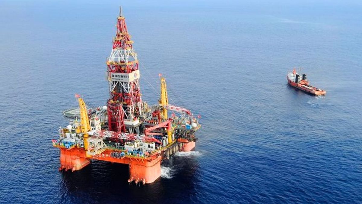 中國「981」鑽井平台完成作業於15日晚轉場至海南島海域。(美聯社) 中國「981」鑽井平台完成作業於15日晚轉場至海南島海域。(美聯社)