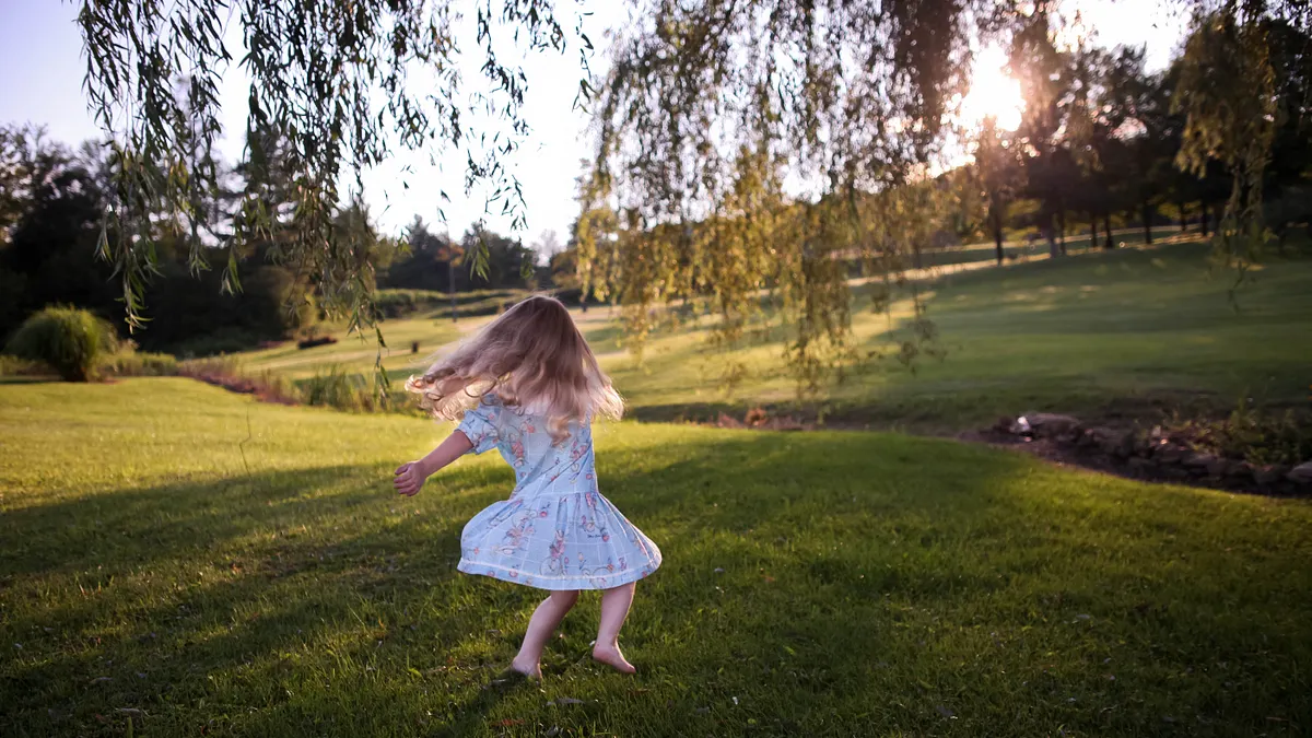 如果孩子能夠用正確的姿勢走路,只是偶爾墊腳尖,那就不是太大的問題!(圖/Gabby Orcutt@Unsplash) 如果孩子能夠用正確的姿勢走路,只是偶爾墊腳尖,那就不是太大的問題!(圖/Gabby Orcutt@Unsplash)