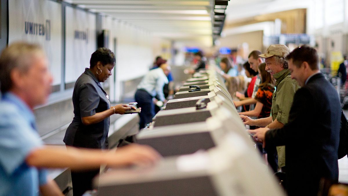 聯合航空所有航班8日一度停飛,造成大批旅客受到延誤。圖為亞特蘭大哈茲菲爾德-傑克遜機場的聯合航空櫃檯。(美聯社) 聯合航空所有航班8日一度停飛,造成大批旅客受到延誤。圖為亞特蘭大哈茲菲爾德-傑克遜機場的聯合航空櫃檯。(美聯社)