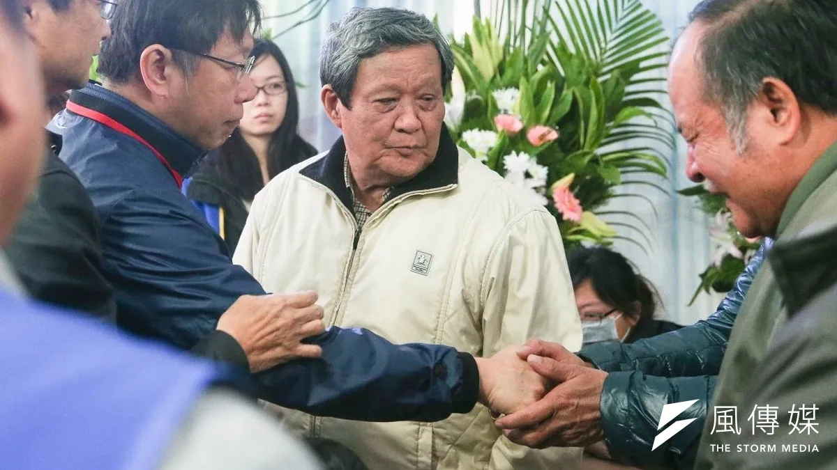 台北市長柯文哲向復興航空受難家屬致哀。(台北市攝影記者聯誼會提供)