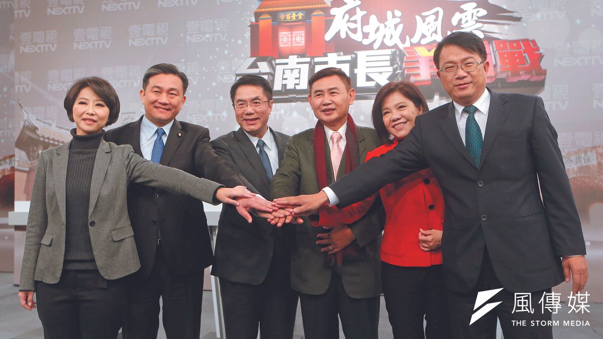 激烈的綠營台南市長初選,黃偉哲(左三)逐漸站穩領先地位。(郭晉瑋攝) 激烈的綠營台南市長初選,黃偉哲(左三)逐漸站穩領先地位。(郭晉瑋攝)