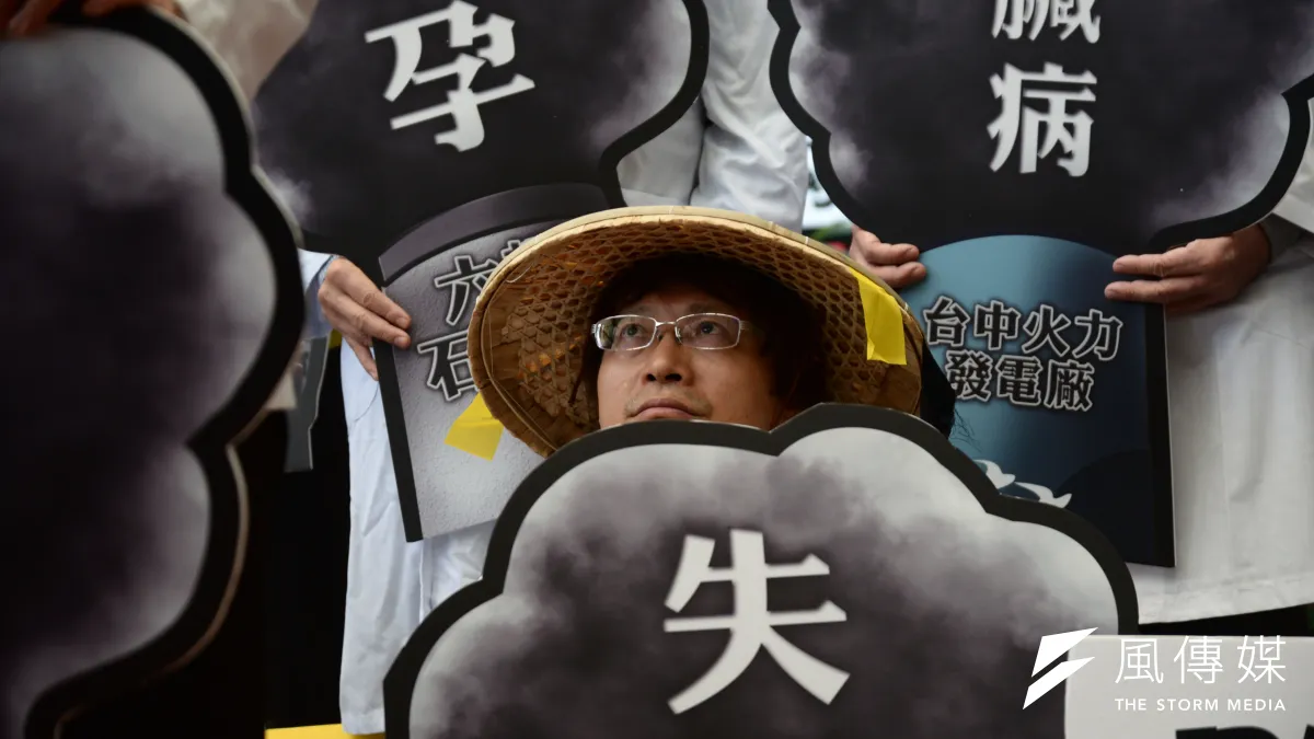 多位醫師與空汙病患6日至總統府前抗議政府漠視空汙問題(林俊耀攝)